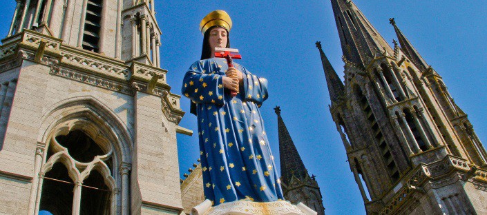 Pontmain (53) : statue de Notre-Dame de Pontmain sur le parvis de la basilique ; Vierge de Pontmain | Pontmain (53): statue of Our Lady of Pontmain on the steps of the basilica [AT] ; Virgin of Pontmain [AT]